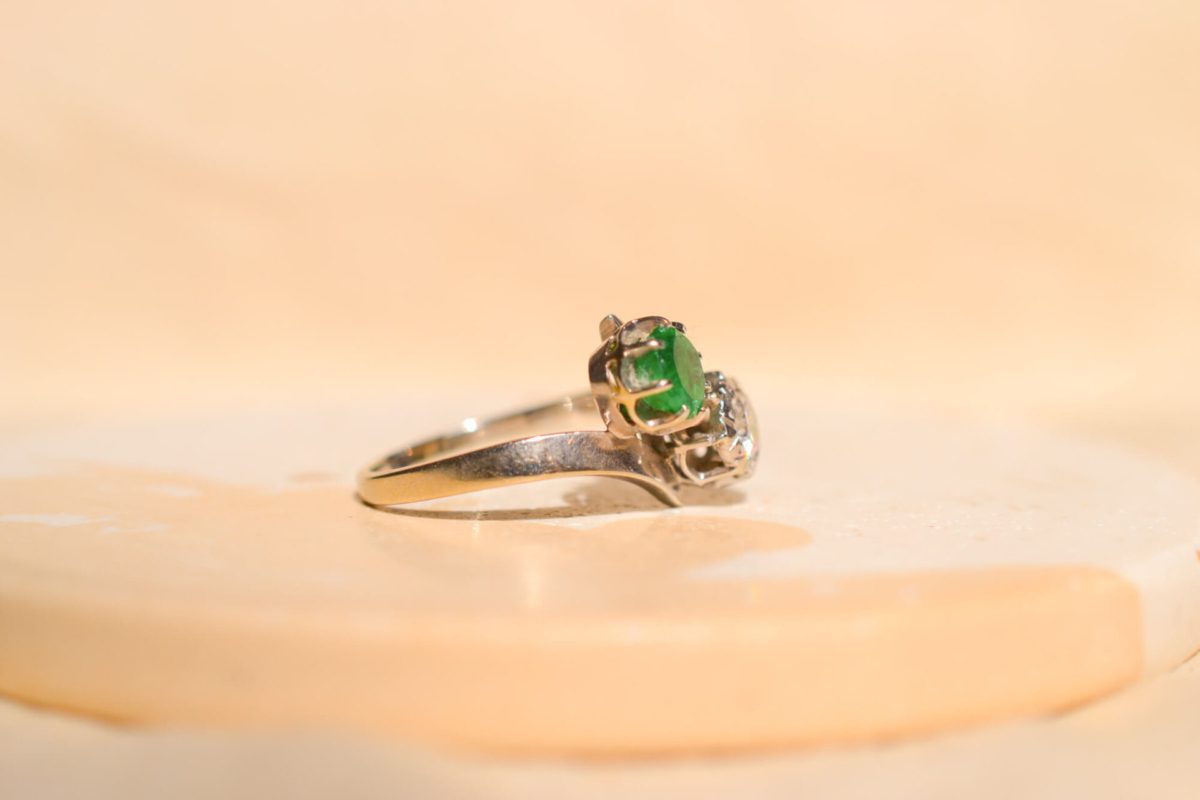 Bague ancienne en Or blanc 18 carats sertie d'une Emeraude et d'un Diamant