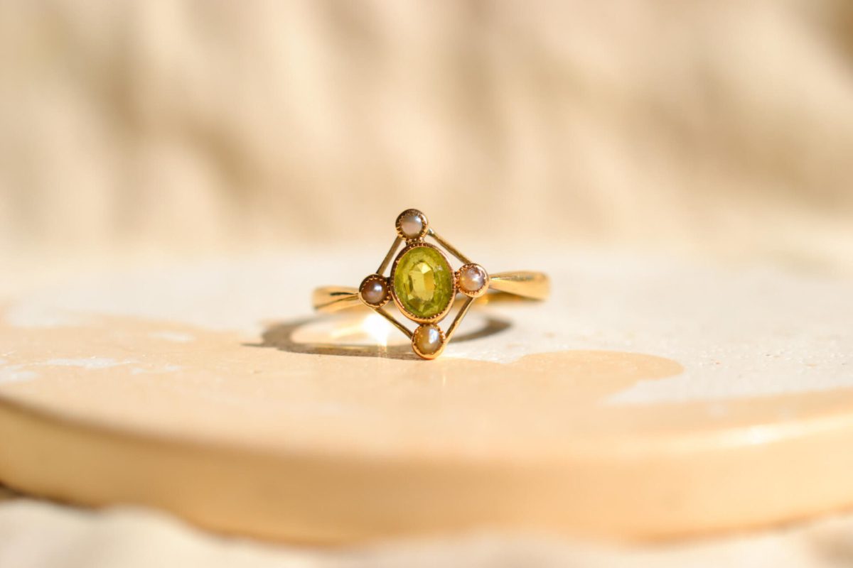 Bague ancienne en Or jaune 18 carats centrée d'un Doublet Grenat Verre entouré de 4 Perles