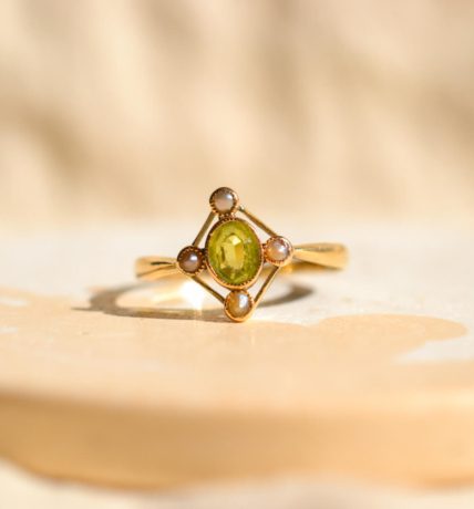 Bague ancienne en Or jaune 18 carats centrée d'un Doublet Grenat Verre entouré de 4 Perles