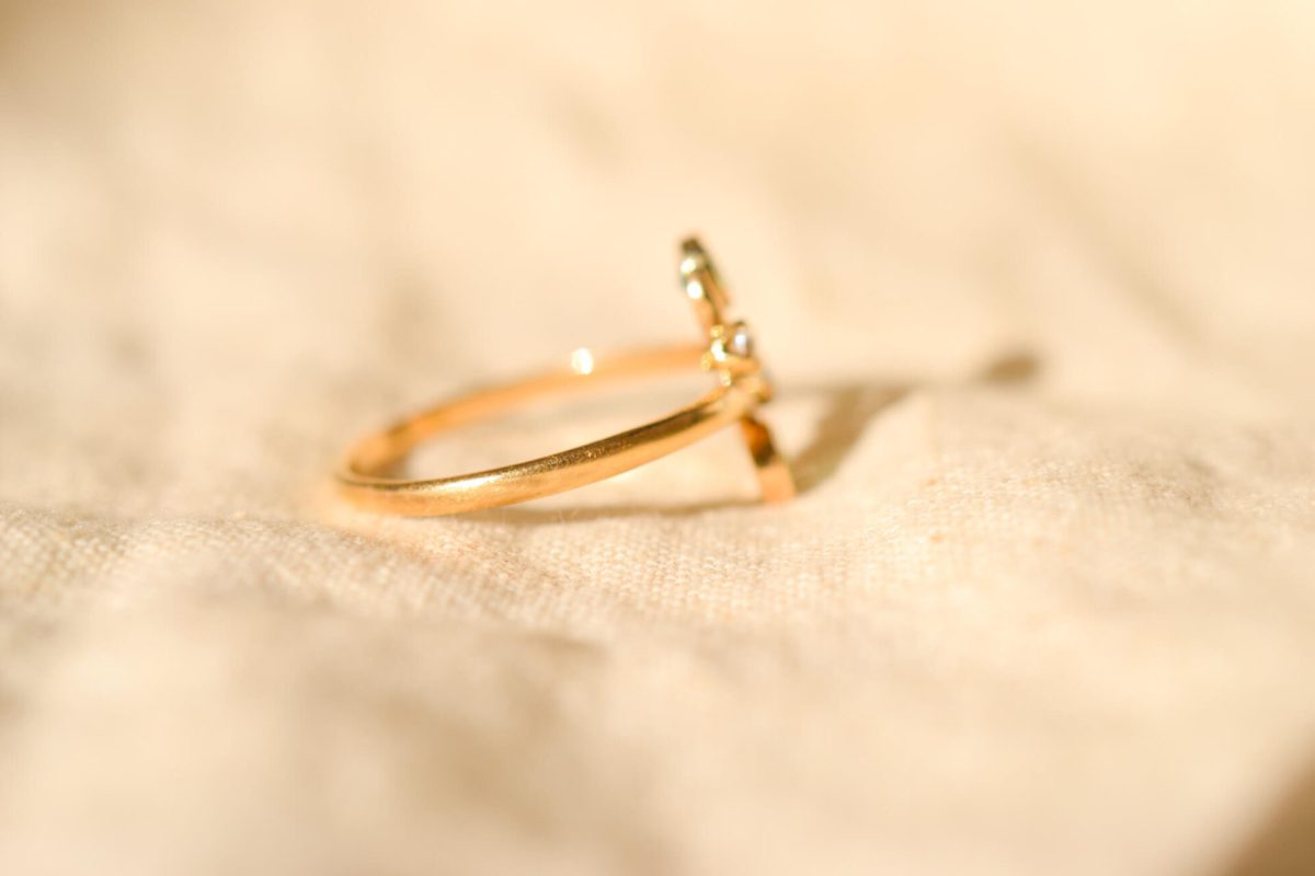 Bague ancienne en Or jaune 18 carats ornée d'Emeraudes et Diamants