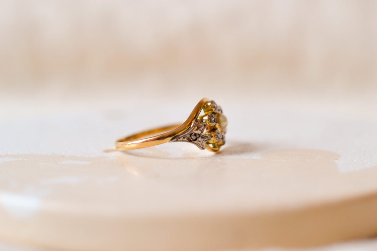 Bague ancienne en Or jaune 18 carats ornée d'une Perle et de Diamants