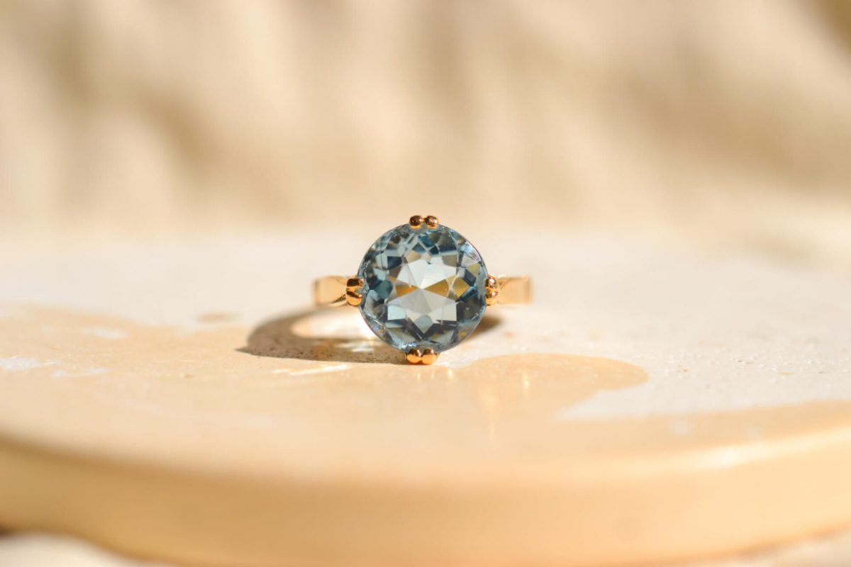 Bague ancienne en Or jaune 18 carats sertie d'une Aigue-Marine