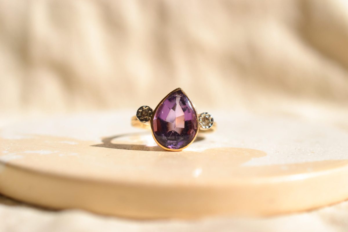 Bague ancienne en Or jaune 18 carats sertie d'une Améthyste taille poire épaulée de 2 Diamants