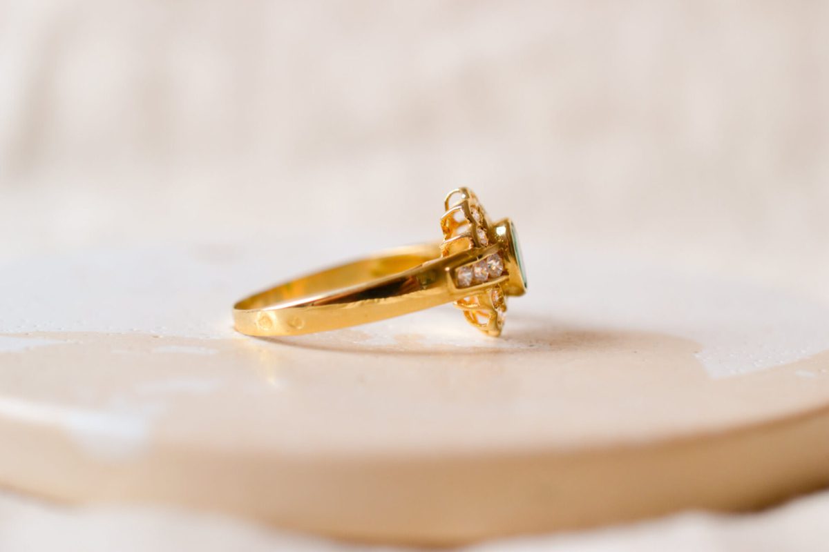 Bague ancienne en Or jaune 18 carats sertie d'une Emeraude et de pierres blanches