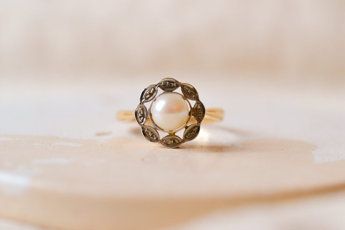 Bague ancienne en Or jaune 18 carats sertie d'une Perle