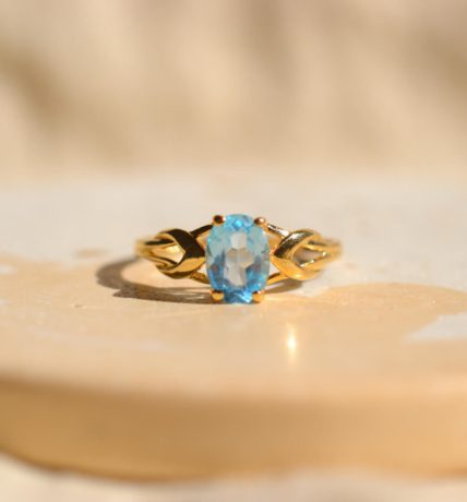 Bague ancienne en Or jaune 18 carats sertie d'une Topaze
