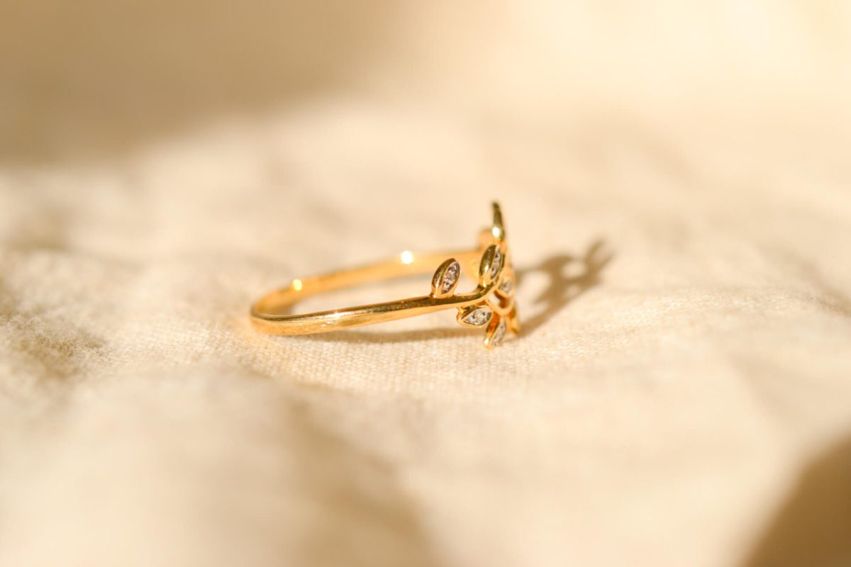 Bague ancienne en Or jaune 18 carats sertie de Diamants