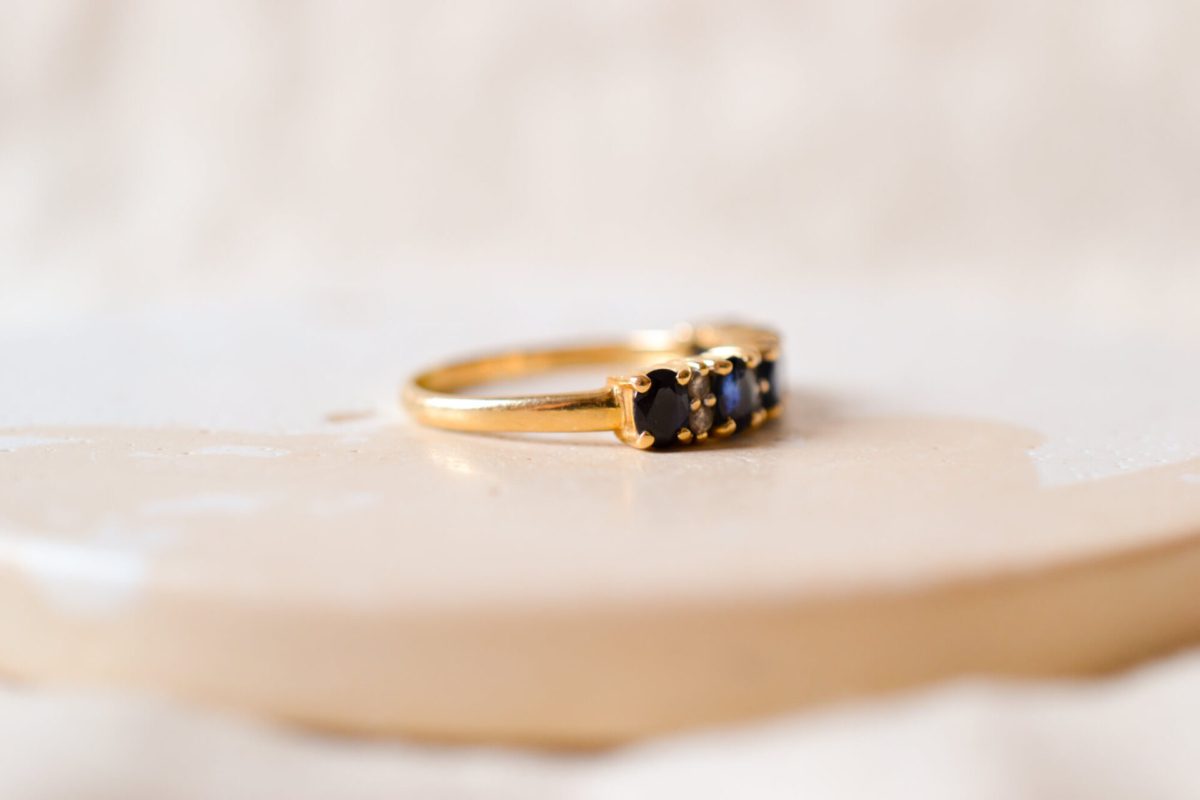Bague ancienne en Or jaune 18 carats sertie de Saphirs et Diamants