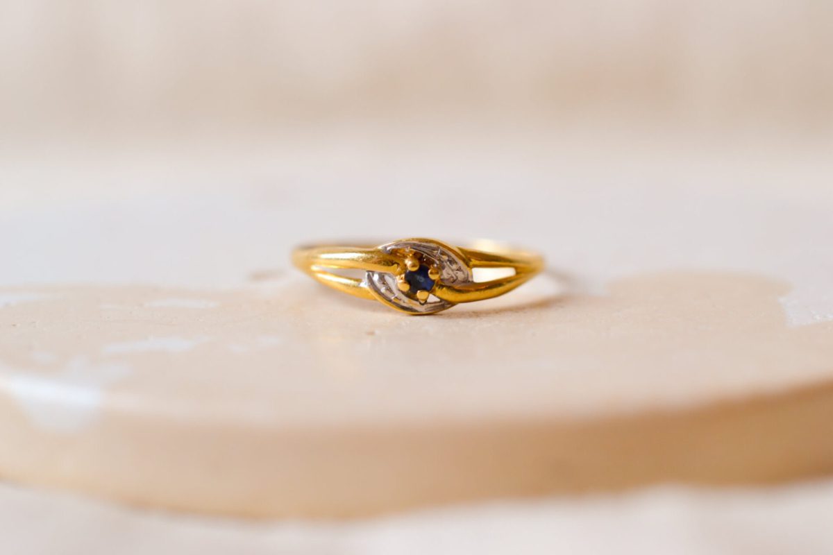 Bague ancienne en Or jaune et Or blanc 18 carats sertie d'un Saphir