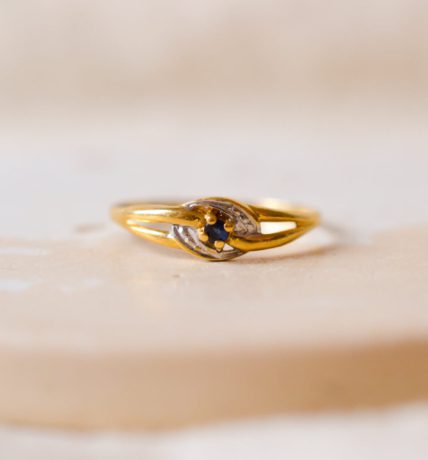 Bague ancienne en Or jaune et Or blanc 18 carats sertie d'un Saphir