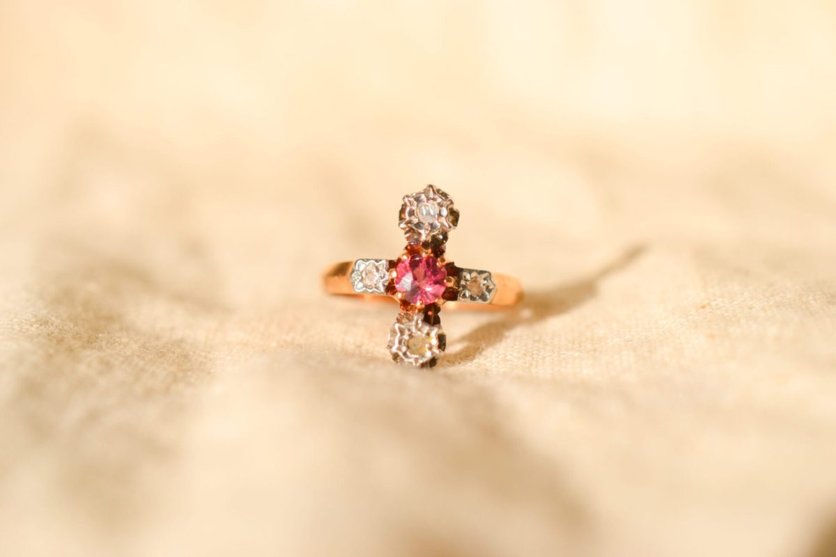 Bague croix en Or jaune 18 carats sertie d'un Grenat entouré de Diamants