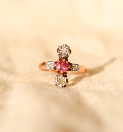 Bague croix en Or jaune 18 carats sertie d'un Grenat entouré de Diamants