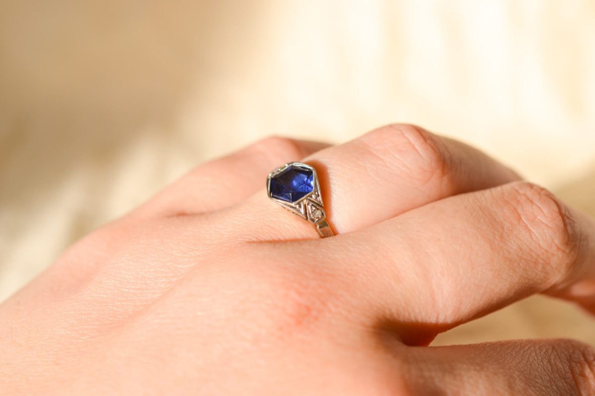 Bague de fiançailles Art Déco en Or blanc 18 carats sertie d'un Saphir et de Diamants
