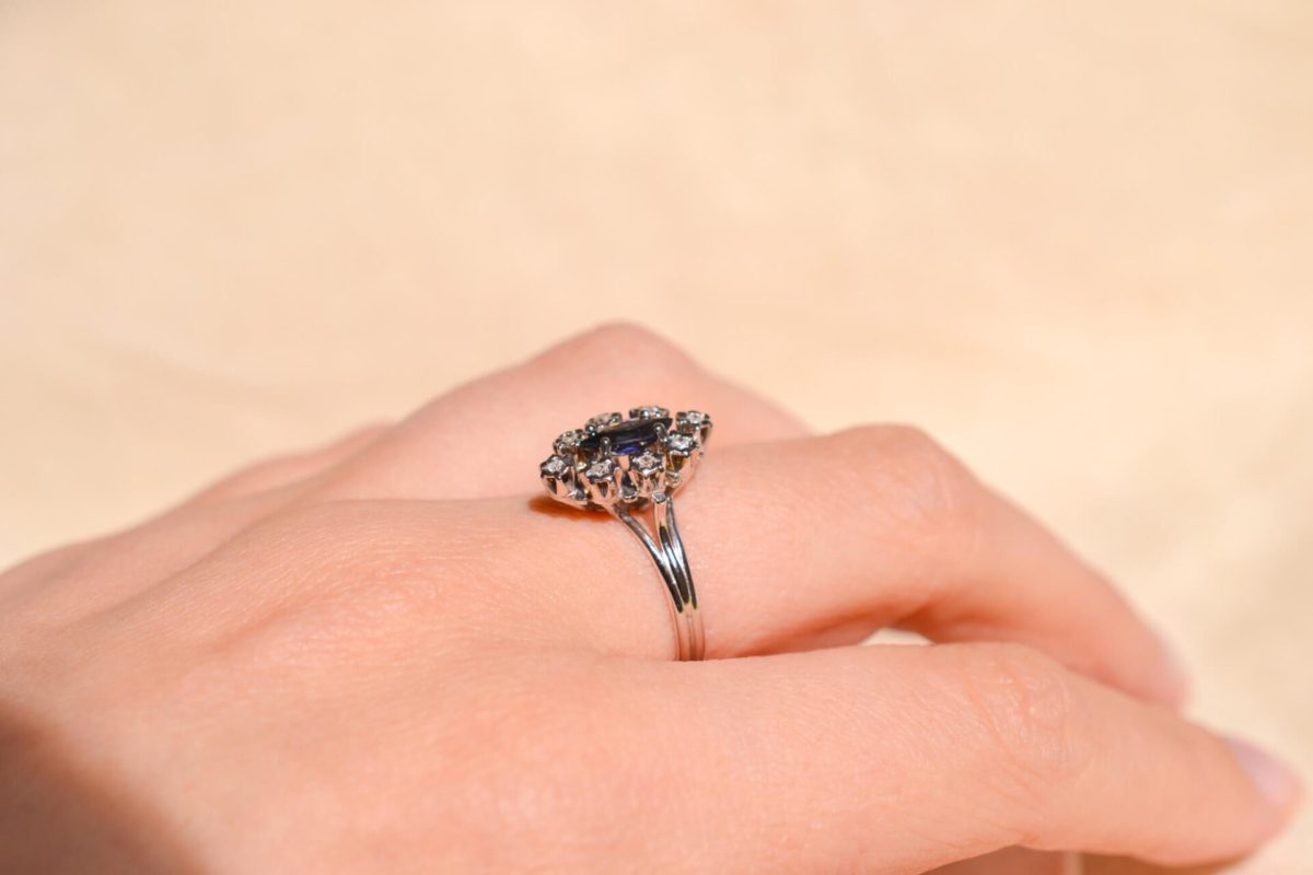 Bague de fiançailles Vintage en Or blanc 18 carats sertie d'un Saphir et de Diamants