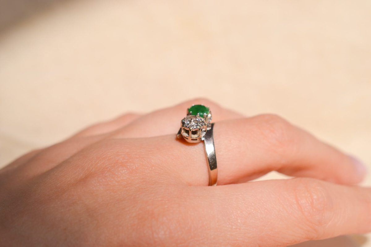 Bague de fiançailles Vintage en Or blanc 18 carats sertie d'une Emeraude et d'un Diamant