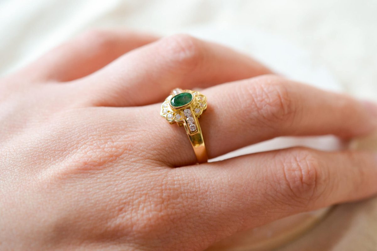 Bague de fiançailles Vintage en Or jaune 18 carats sertie d'une Emeraude et de pierres blanches