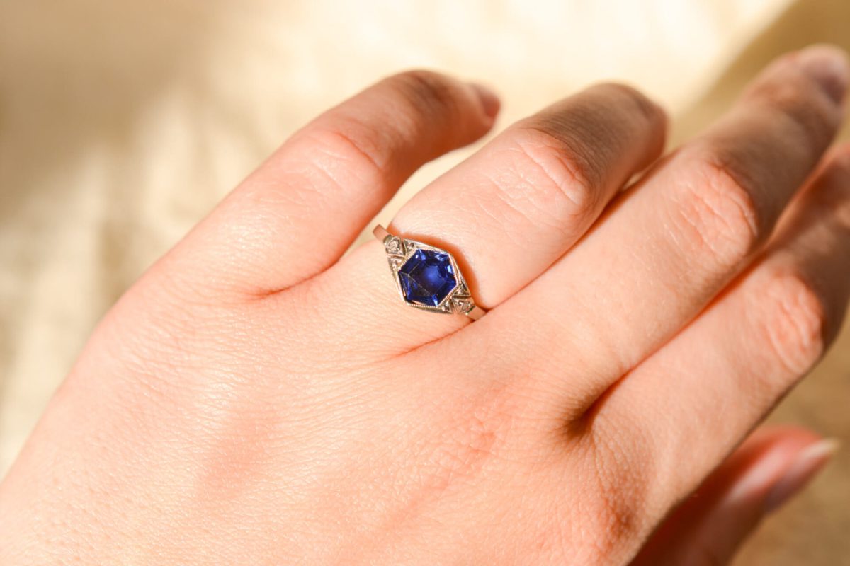 Bague de fiançailles ancienne en Or blanc 18 carats sertie d'un Saphir et de Diamants