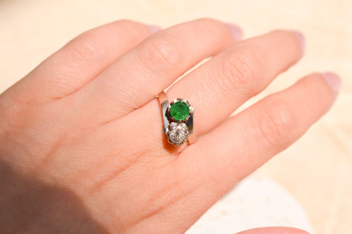 Bague de fiançailles ancienne en Or blanc 18 carats sertie d'une Emeraude et d'un Diamant