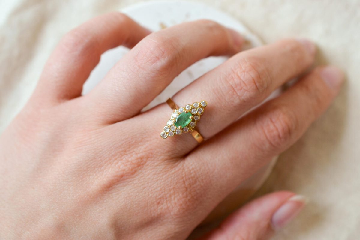 Bague de fiançailles ancienne en Or jaune 18 carats ornée d'une Emeraude et de Diamants