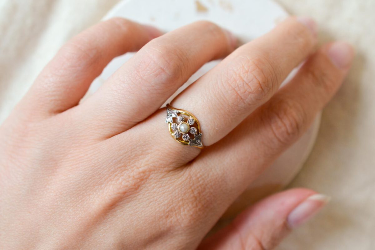 Bague de fiançailles ancienne en Or jaune 18 carats ornée d'une Perle et de Diamants