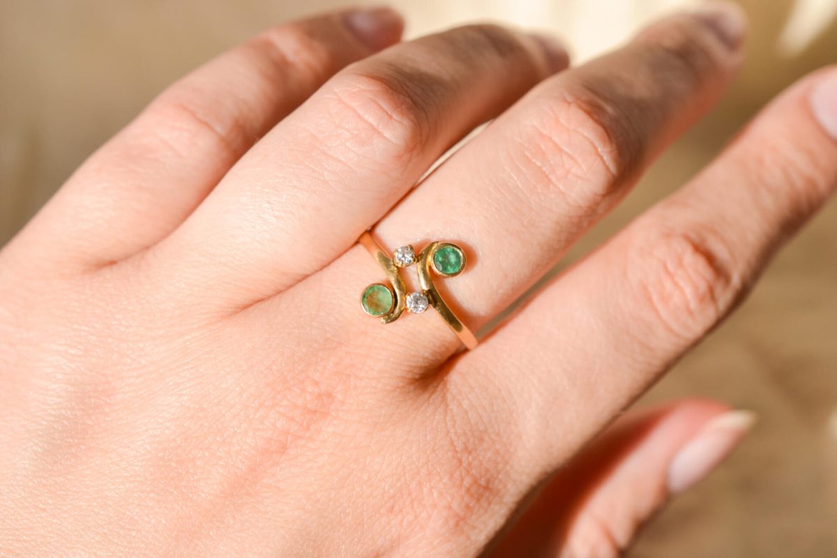 Bague de fiançailles ancienne en Or jaune 18 carats sertie d'Emeraudes et Diamants