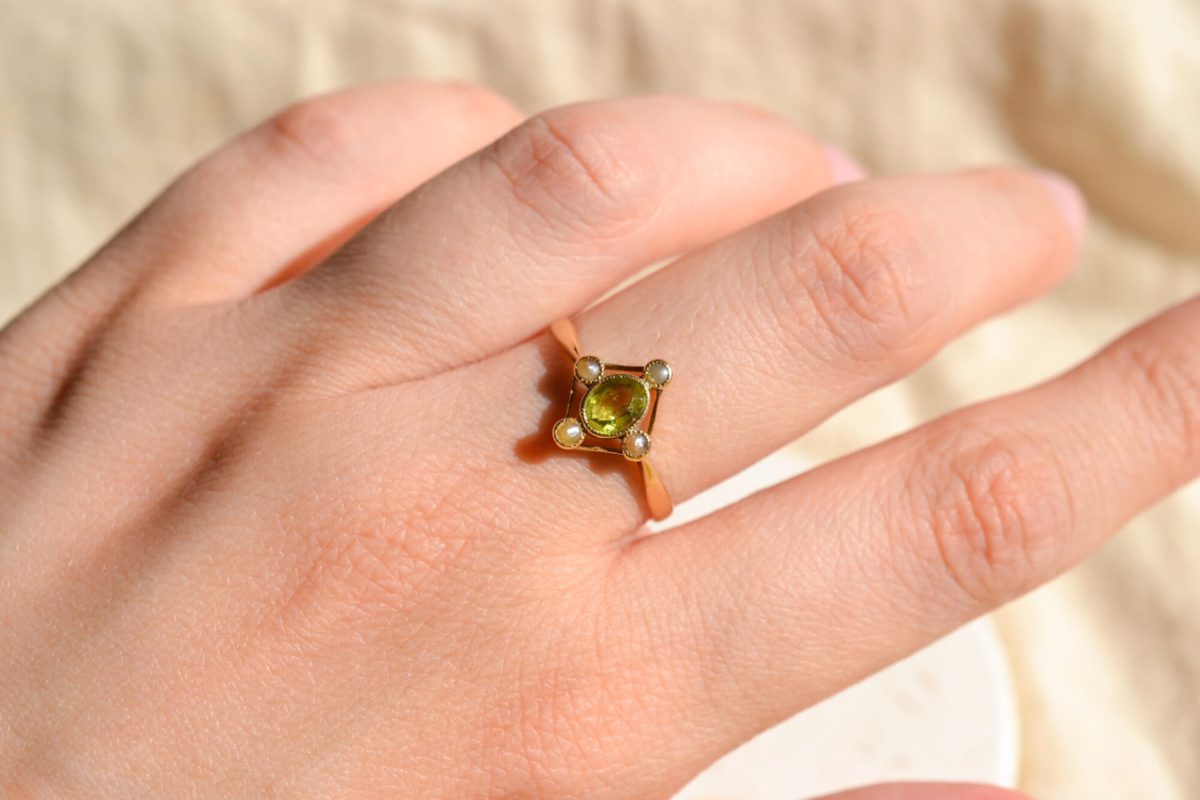 Bague de fiançailles ancienne en Or jaune 18 carats sertie d'un Doublet Grenat Verre et 4 Perles