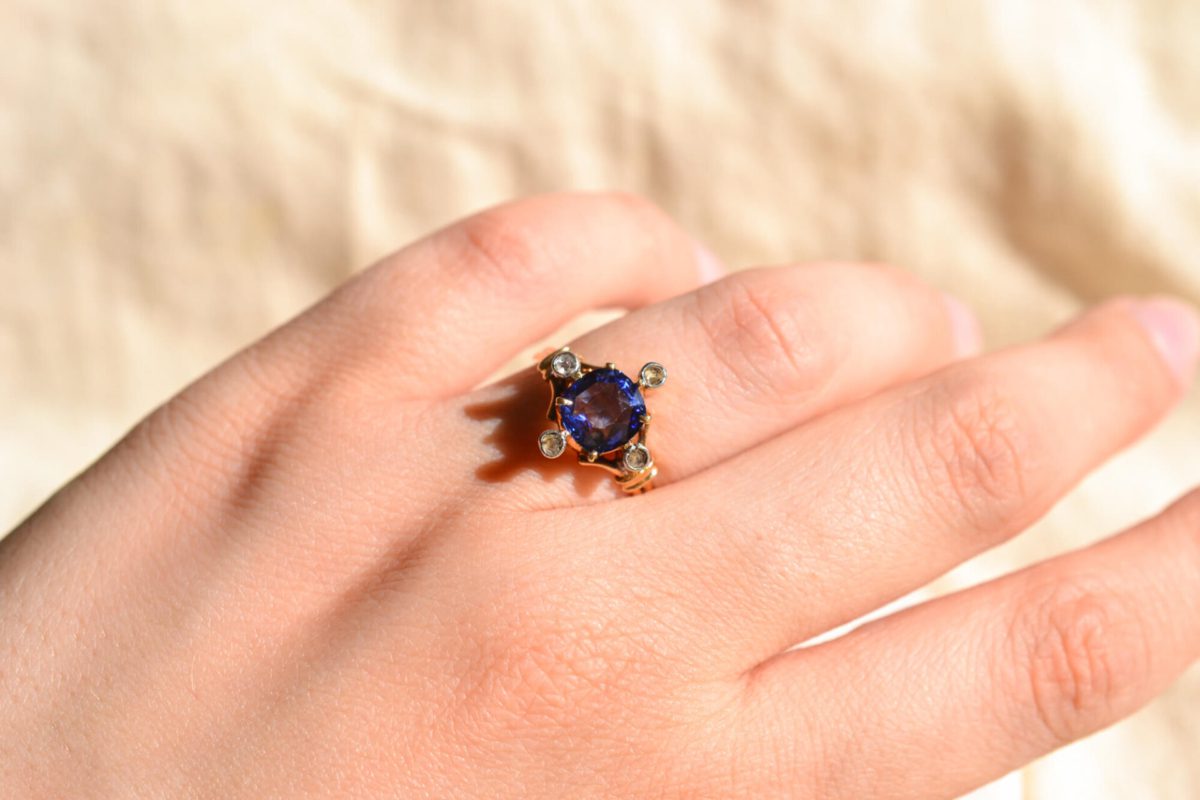 Bague de fiançailles ancienne en Or jaune 18 carats sertie d'un Saphir de synthèse et de Diamants