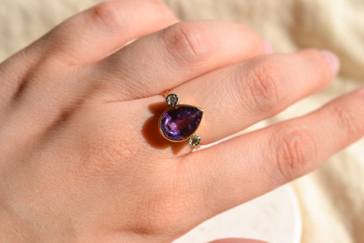 Bague de fiançailles ancienne en Or jaune 18 carats sertie d'une Améthyste et de Diamants