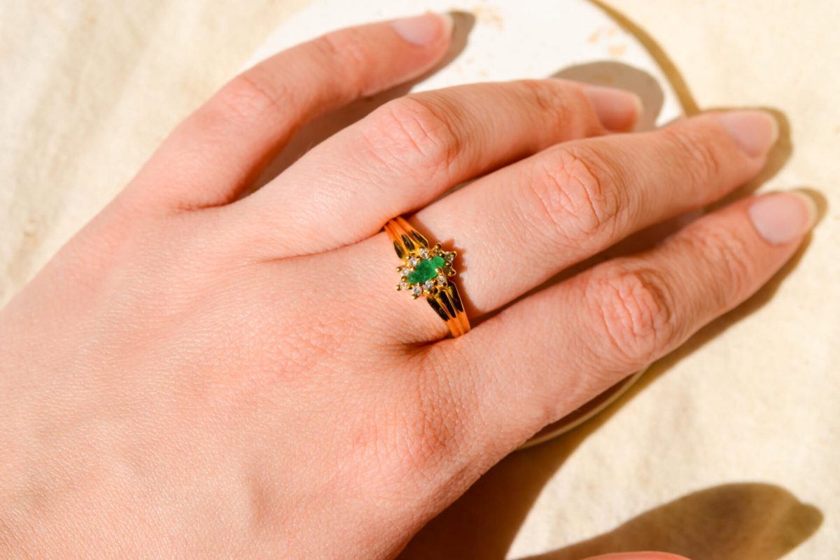 Bague de fiançailles ancienne en Or jaune 18 carats sertie d'une Emeraude
