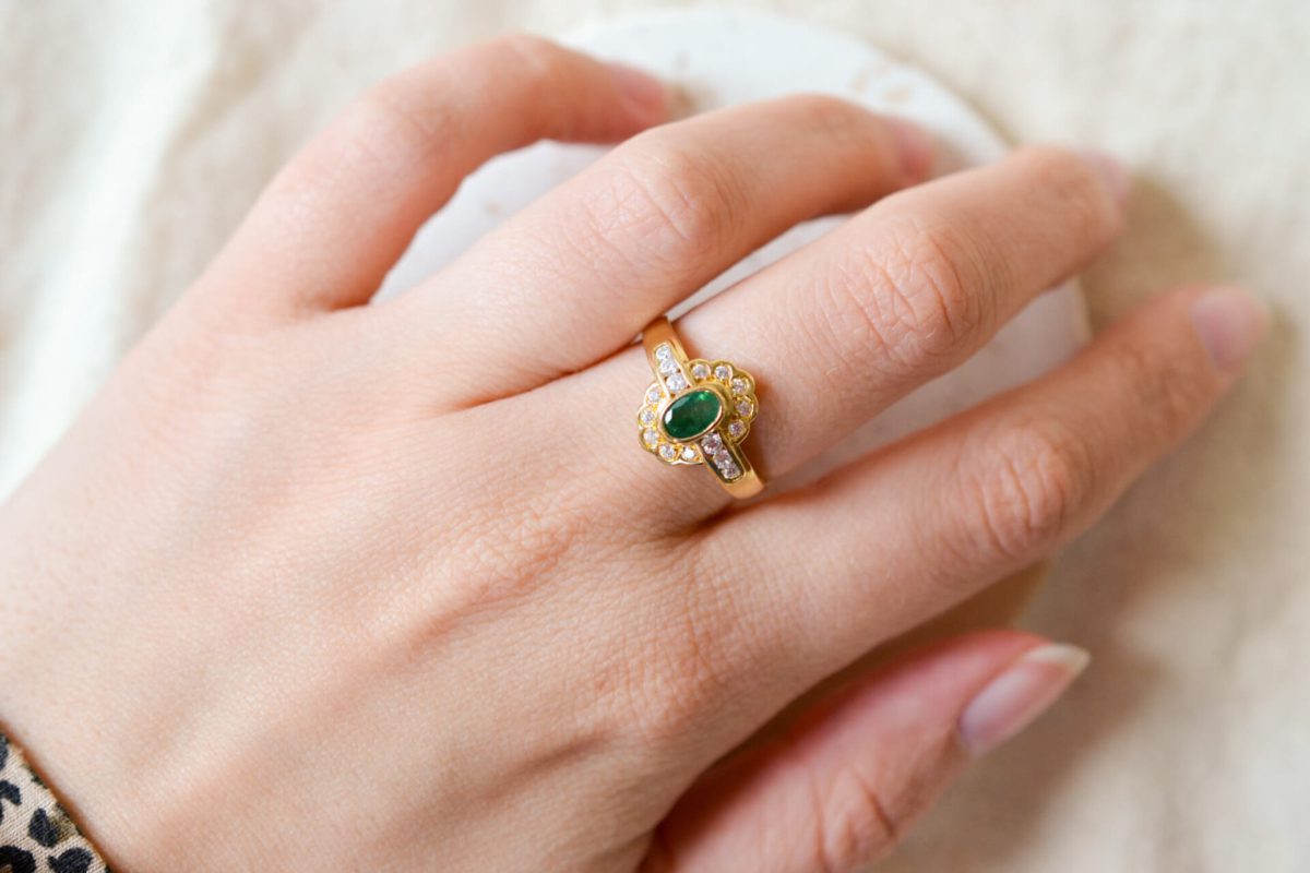 Bague de fiançailles ancienne en Or jaune 18 carats sertie d'une Emeraude et de pierres blanches