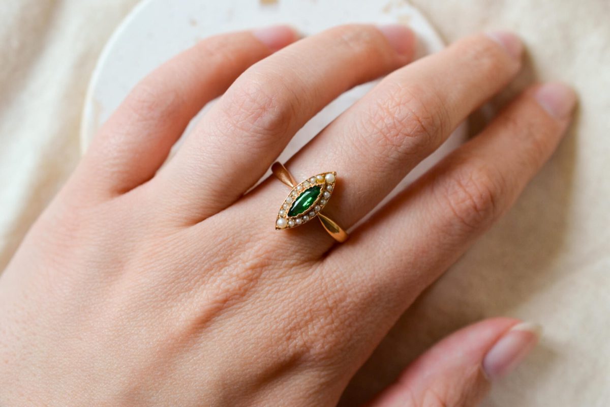 Bague de fiançailles ancienne en Or jaune 18 carats sertie d'une pierre verte entourée de Perles