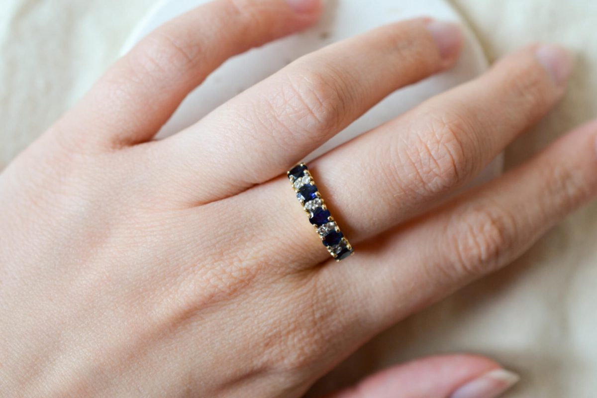Bague de fiançailles ancienne en Or jaune 18 carats sertie de Saphirs et Diamants