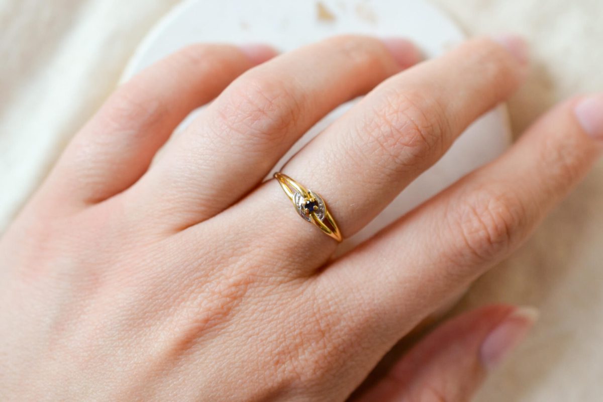 Bague de fiançailles ancienne en Or jaune et blanc 18 carats sertie d'un Saphir