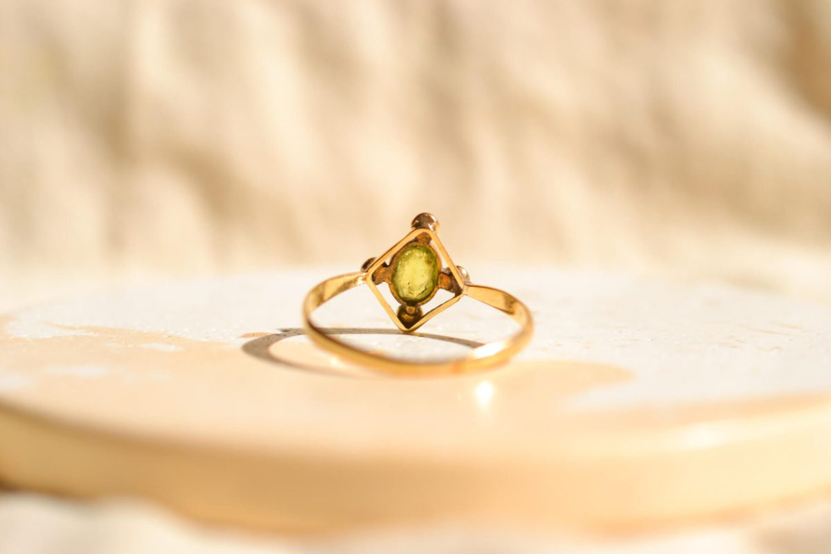 Bague en Or jaune 18 carats sertie d'un Doublet Grenat Verre et 4 Perles
