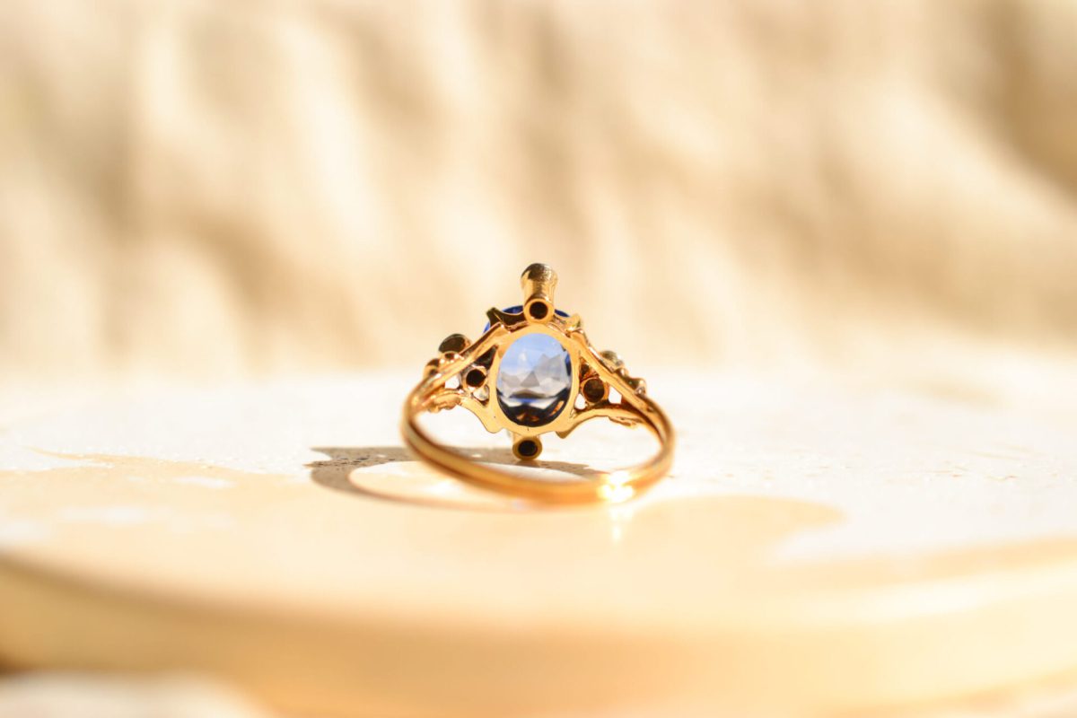 Bague en Or jaune 18 carats sertie d'un Saphir de synthèse et de Diamants