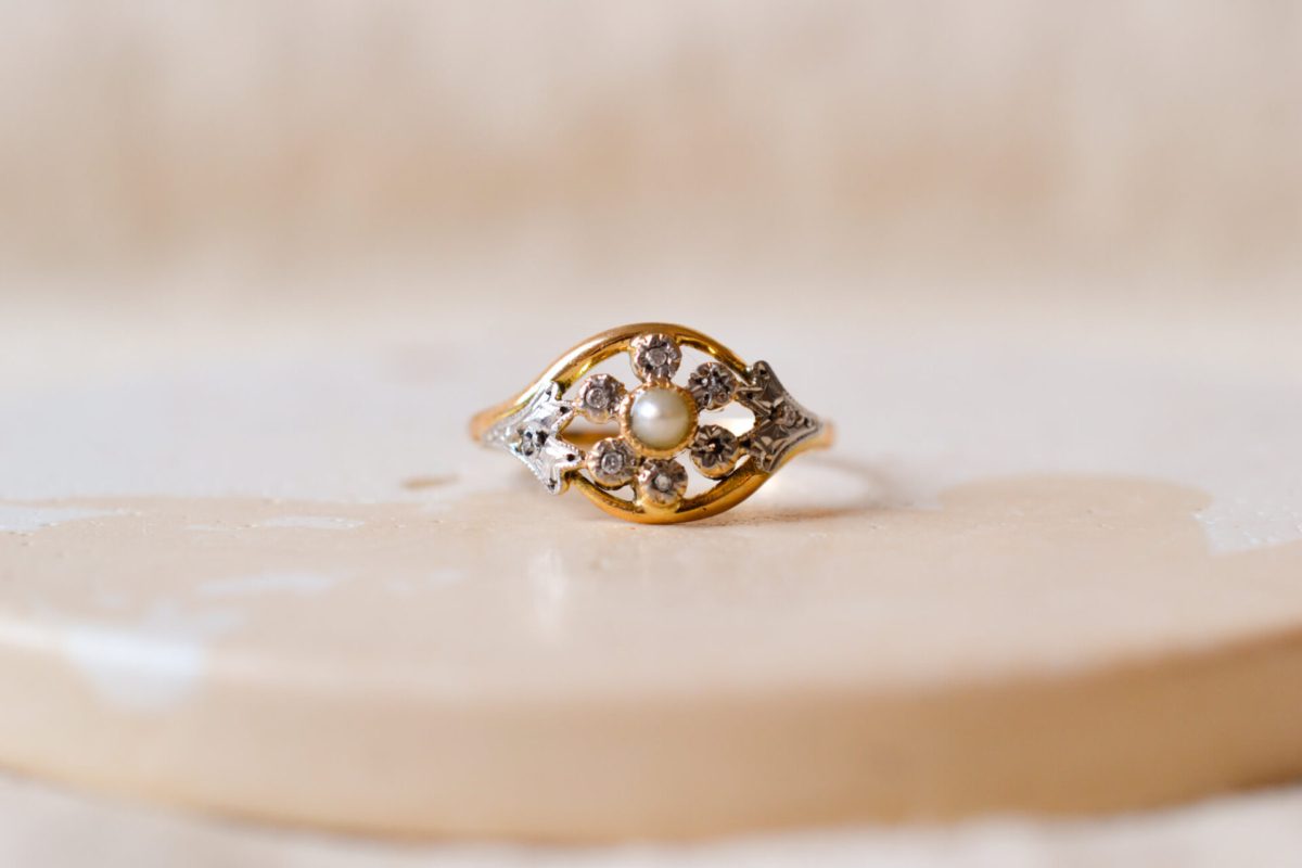 Bague fleur en Or jaune 18 carats sertie d'une Perle et de Diamants
