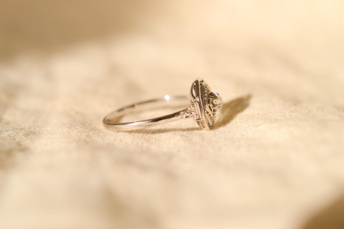 Bague octogonale en Or blanc 18 carats sertie d'un Oxyde