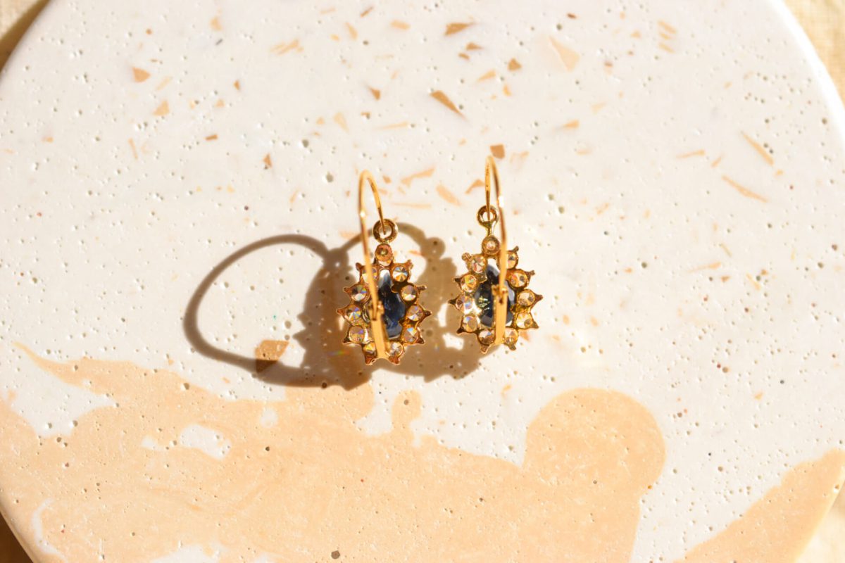 Boucles d'oreilles Vintage en Or jaune 18 carats serties d'un Saphir entouré d'Oxydes