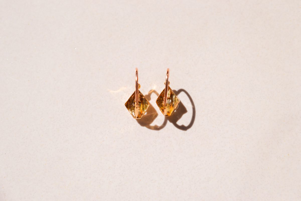 Dormeuses anciennes en Or jaune 18 carats sertie d'une Perle