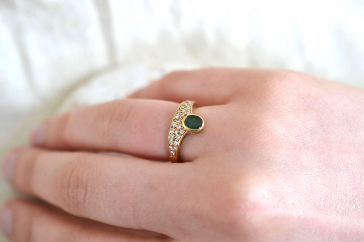 bague de fiançailles émeraude diamants