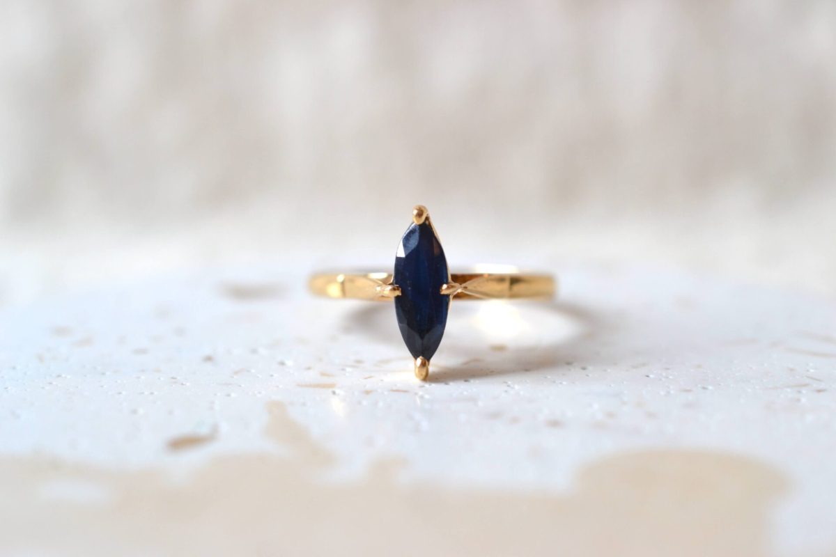 bague navette saphir