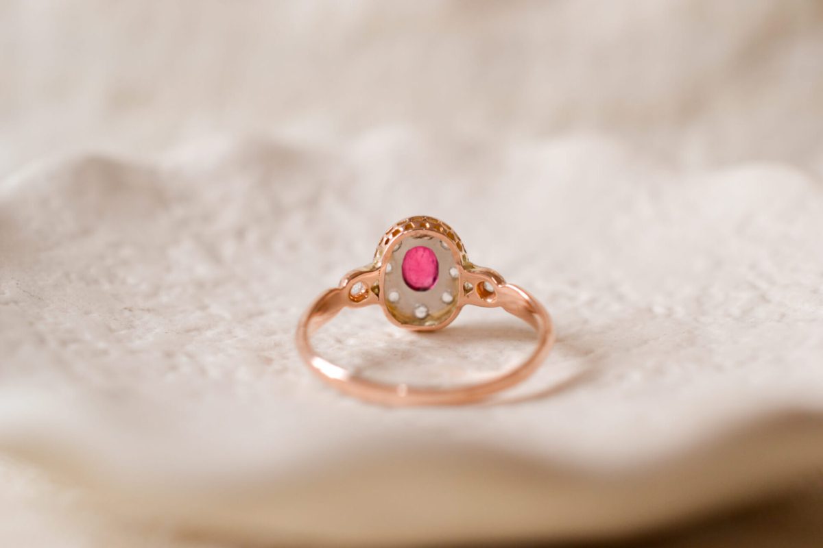 Bague 2 Ors sertie d'une pierre rouge et de Diamants
