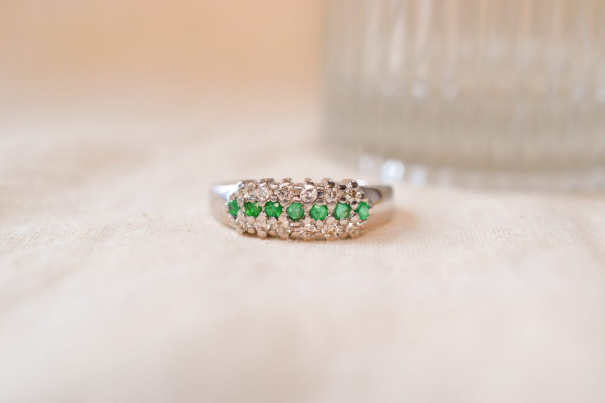 Bague Jarretière en Or blanc 9 carats sertie d'Emeraudes et de Diamants