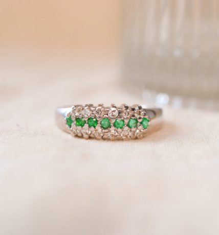 Bague Jarretière en Or blanc 9 carats sertie d'Emeraudes et de Diamants