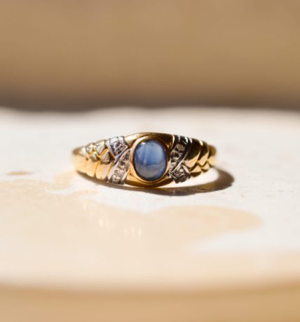Bague Jonc en Or jaune 18 carats centrée d'un Saphir épaulé de Diamants