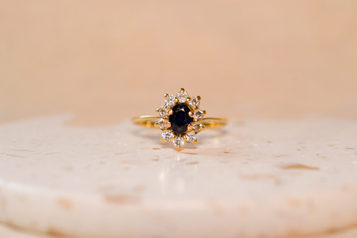 Bague Marguerite en Or jaune 18 carats centrée d'un Saphir entouré d'Oxydes