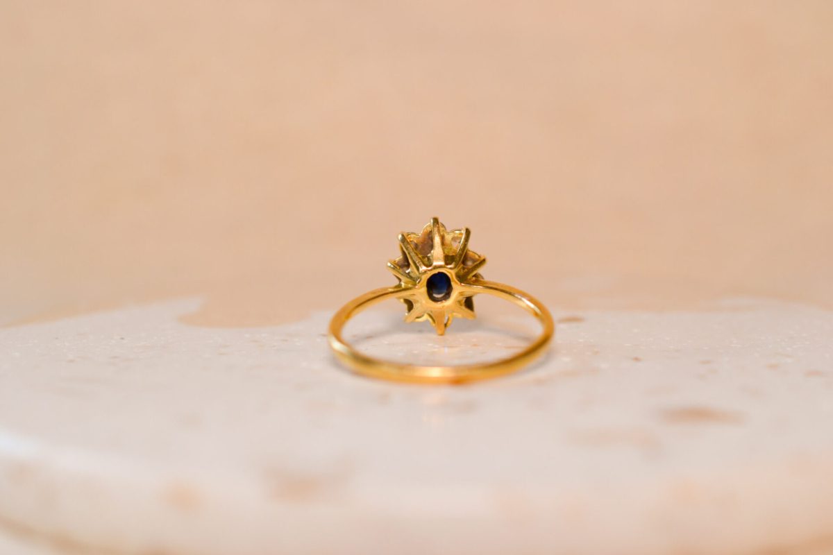 Bague Marguerite en Or jaune 18 carats ornée d'un Saphir et d'Oxydes