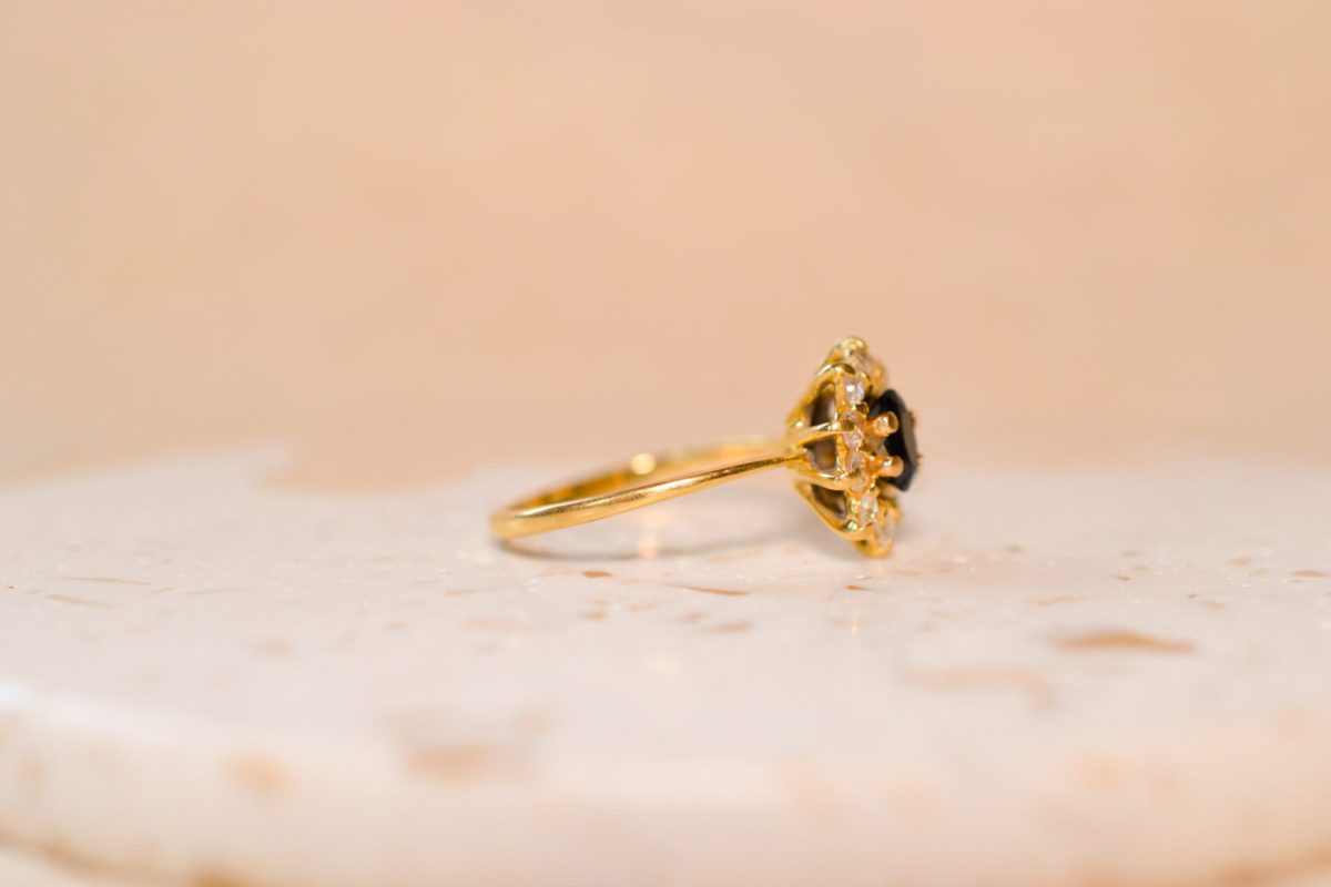 Bague Marguerite en Or jaune 18 carats sertie d'un Saphir et d'Oxydes