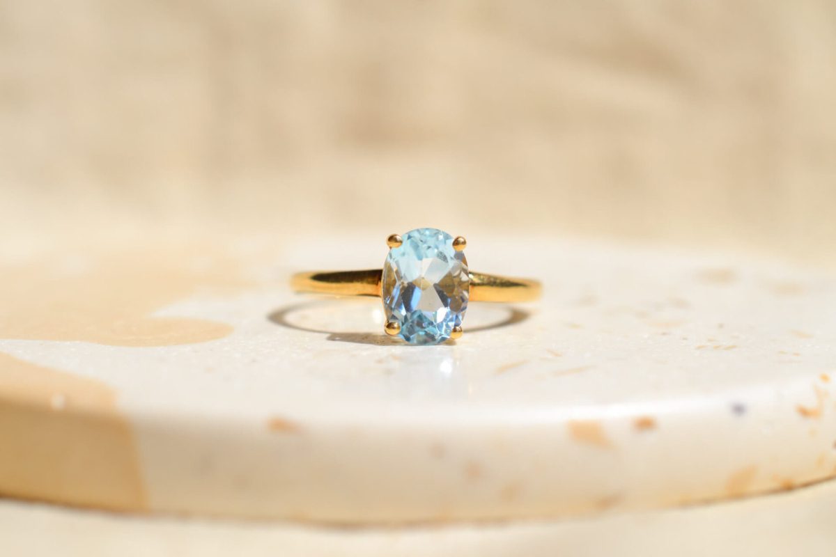 Bague Solitaire en Or jaune 18 carats sertie griffes d'une Aigue-Marine