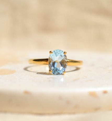 Bague Solitaire en Or jaune 18 carats sertie griffes d'une Aigue-Marine